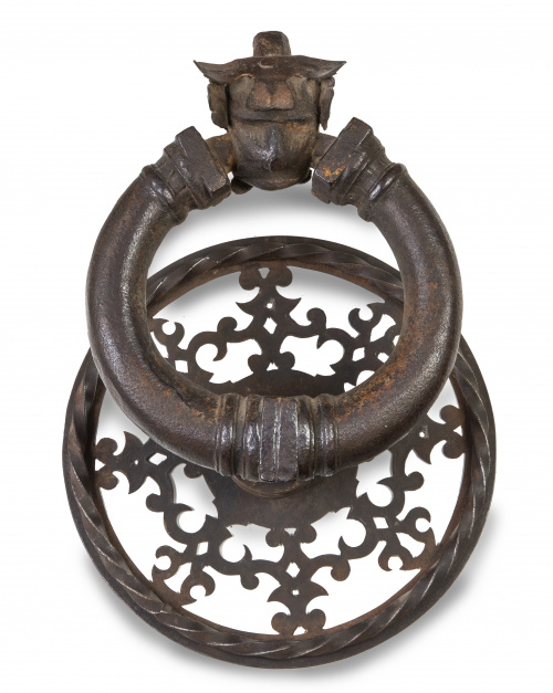 Llamador de anilla en hierro forjado con cabeza humana, h. 