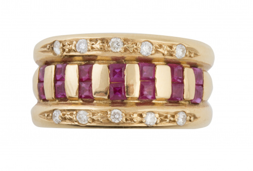 Sortija con bandas de rubíes calibrados enmarcadas en dos l