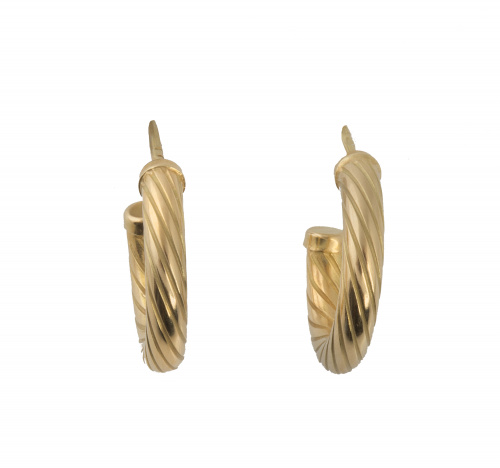 Pendientes criollas de sección tubular con decoración estri