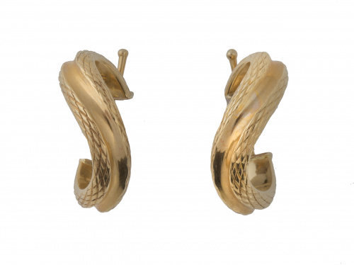 Pendientes en forma de criollas sinuosas con decoración de 