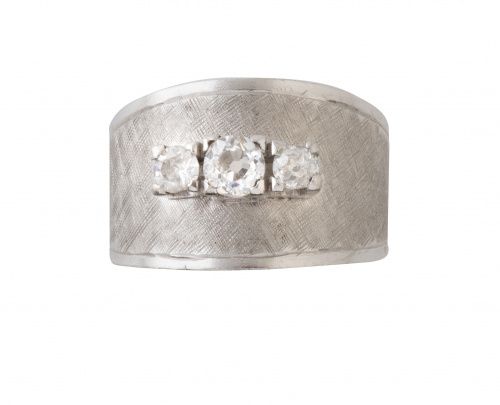 Sortija ancha con tres brillantes centrales y decoración ma