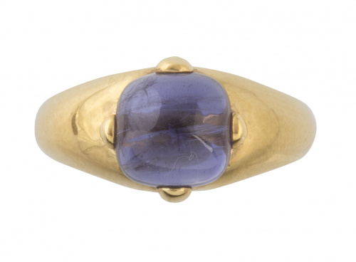 Sortija con cabuchón cuadrangular de amatista