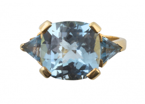 Sortija con topacio azul cuadrangular facetado central, ent