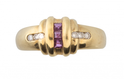 Sortija con banda central de rubíes calibrados entre bandas