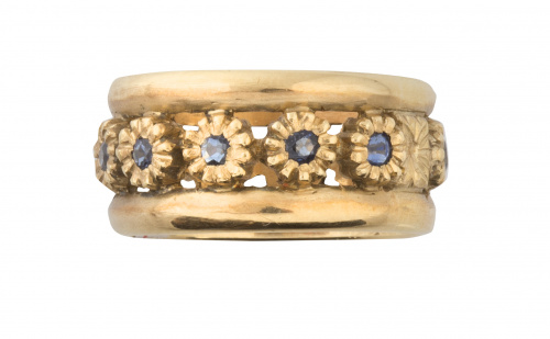 Sortija con flores de zafiros recorriendo aro enmarcado ent