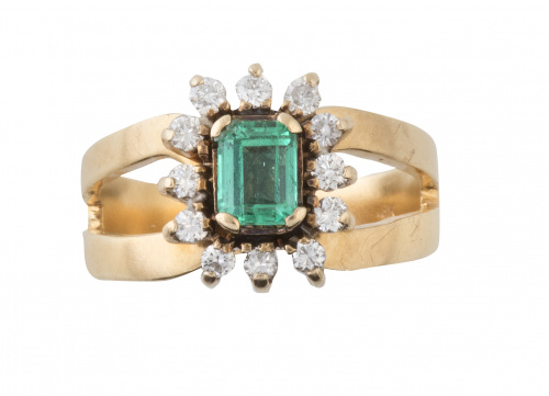 Sortija con esmeralda de talla rectangular orlada de brilla