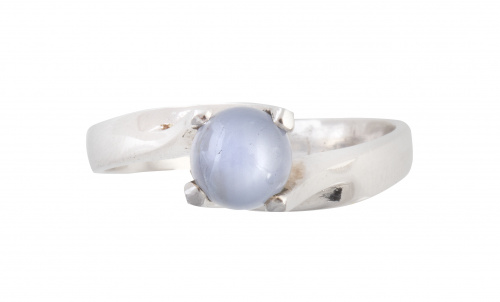 Sortija con cabuchón de zafiro estrella azul claro  en mont