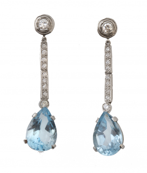 Pendientes largos con topacios azules talla perilla que pen