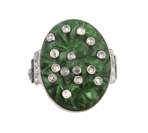 Sortija oval Art-Decó con jade tallado con formas florales 