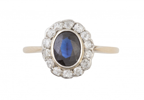 Sortija de pp. S. XX con zafiro oval orlado de brillantes