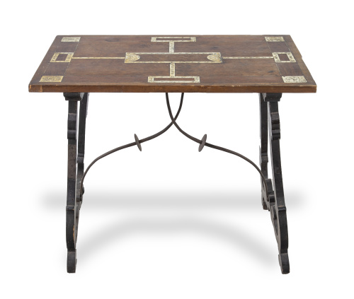 Bufete de madera ebonizada y marquetería de maderas finas y