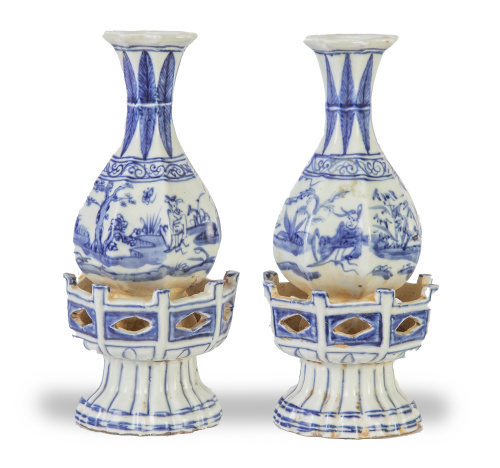 Pareja de jarrones sobre peana en loza azul y blanca.Chin