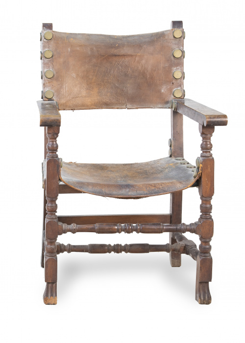 Sillón frailero en madera de nogal con piel tachonada y pat