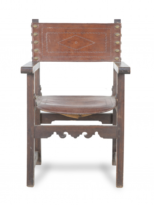 Sillón frailero en madera de nogal con piel tachonado.Tra