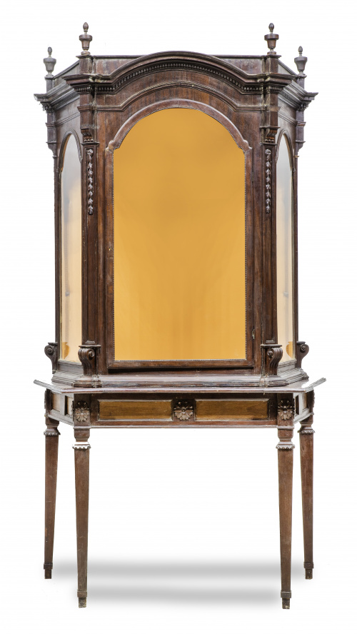 Vitrina sobre mesa Carlos IV en madera de caoba.Trabajo e