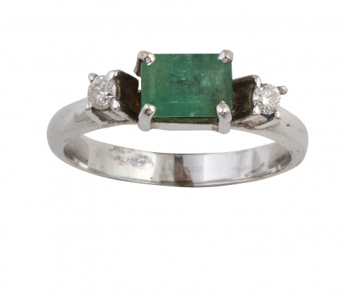 Sortija en oro blanco con esmeralda central y dos brillante
