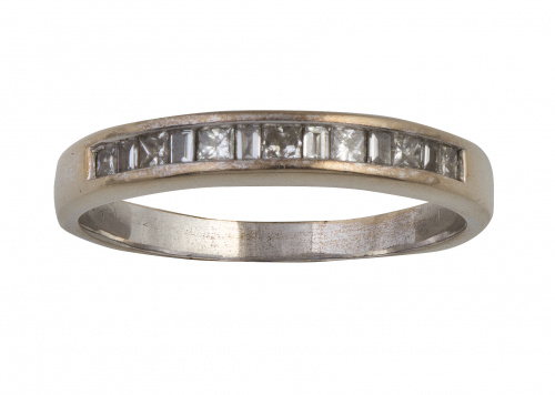 Sortija media alianza con trece brillantes engastados en el