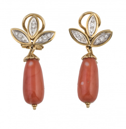Pendientes largos con perilla de coral y triple hoja de bri