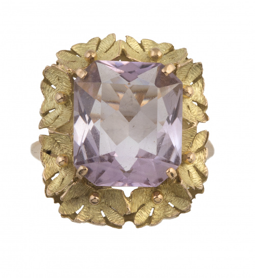 Sortija en oro amarillo con gran amatista central rodeada p