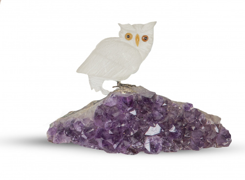 Búho en cuarzo tallado, sobre amatista.Brasil, S. XX.