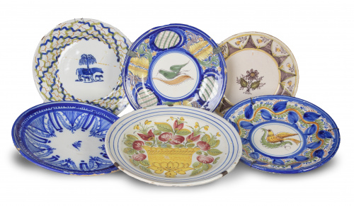 Lote de seis platos de cerámica esmaltada con diferentes mo