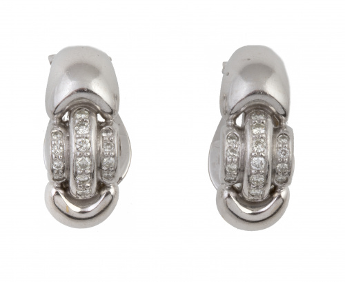 Pendientes en bandas arquedas decoradas con tres líneas de 