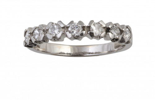 Sortija media alianza con siete brillantes engastados en ga