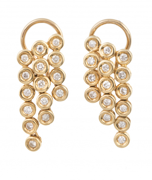 Pendientes largos con tres líneas de brillantes en chatones