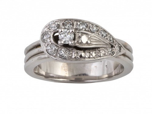 Sortija con hebilla de brillantes central