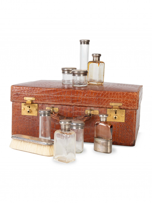 Asprey London*.Neceser de piel de cocodrilo, con botes de