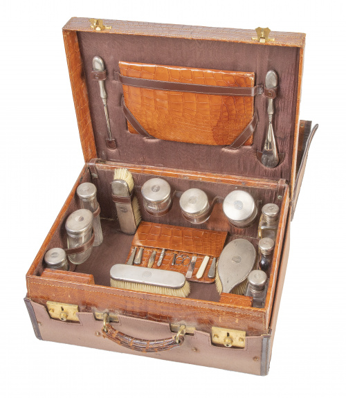 Asprey London*.Neceser de piel de cocodrilo, con botes de