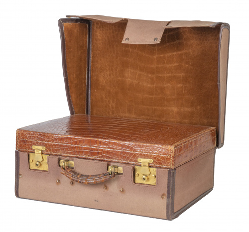 Asprey London*.Neceser de piel de cocodrilo, con botes de
