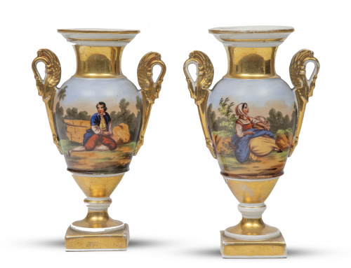 Pareja de ánforas en porcelana esmaltada y dorada a fuego c