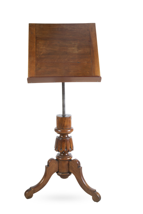 Atril regulable de madera tallada.Mediados del S. XIX.