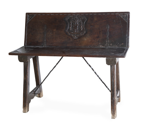 Banco plegable de madera tallada y fiadores de hierro.Tra