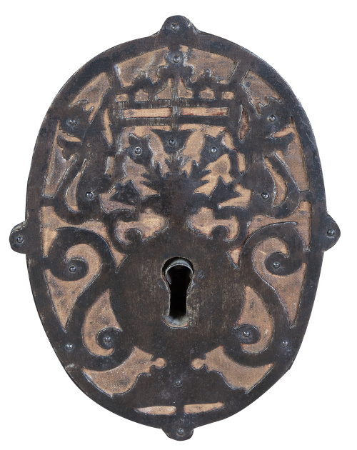 Arcón de tapa plana de madera de nogal.Trabajo castellano