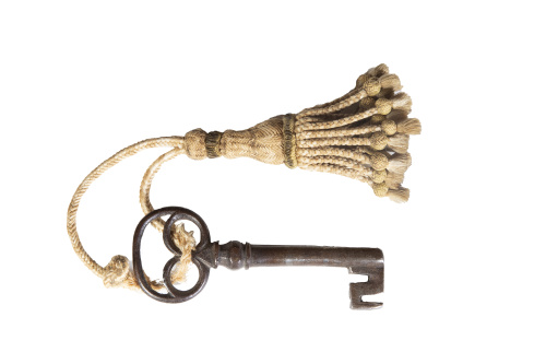 Arcón de tapa plana de madera de nogal.Trabajo castellano