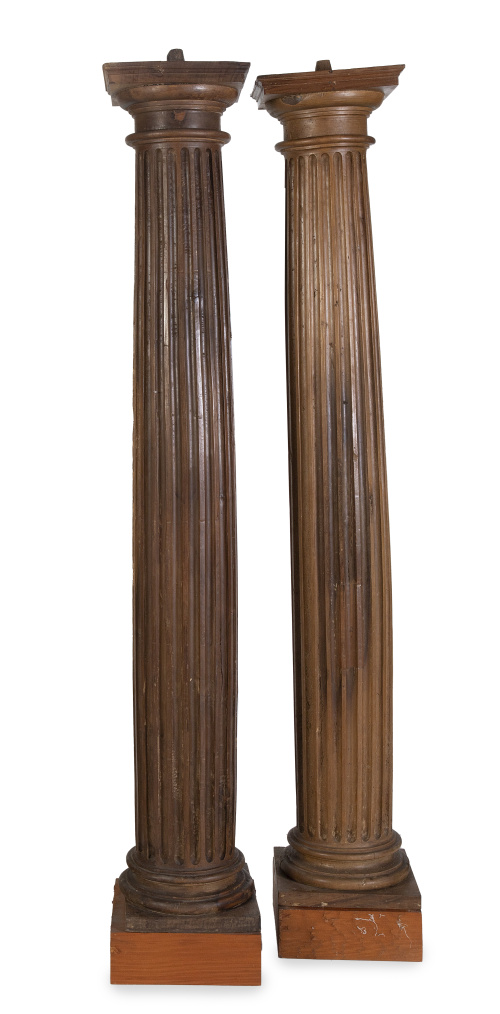 Dos columnas de madera de nogal con fuste acanalado y capit