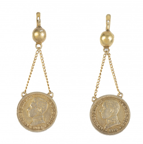 Pendientes largos de plata vermeill de pp. S. XX, con moned
