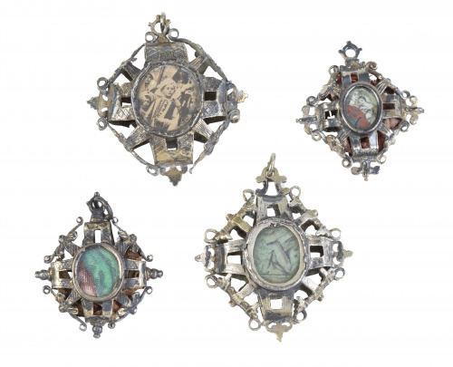 Conjunto de cuatro relicarios colgantes calados en plata S.