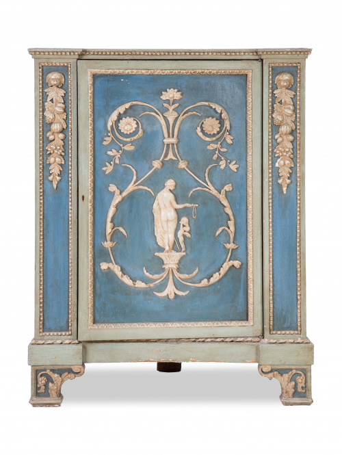 Rinconera en madera tallada y policromada de verde y ocre.