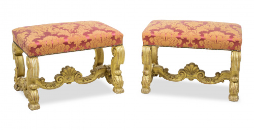 Pareja de banquetas de estilo barroco en madera tallada y d