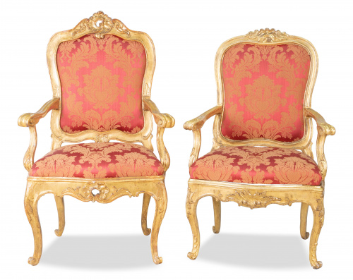 Dos butacas de estilo Luis XV de madera tallada y dorada.