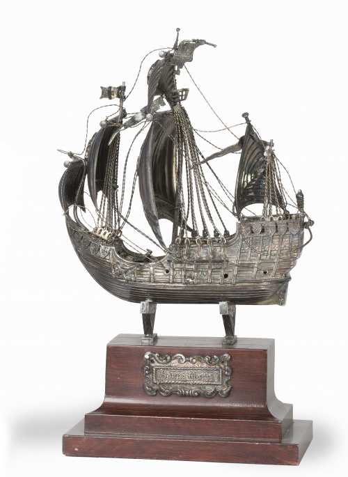 La "Santa María" en plata sobre peana con cartela.S. XX.