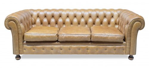 Sofá chester en piel marrón con respaldo capitoné.Inglate