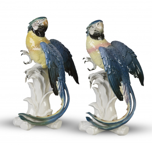Pareja de loros de porcelana esmaltada.Manufactura de Kar