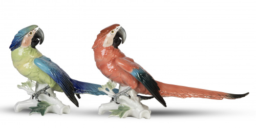 Pareja de guacamayos de porcelana esmaltada.Manufactura d