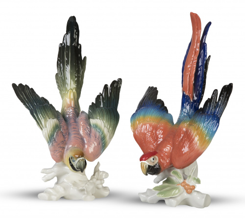 Pareja de loros en vuelo de porcelana esmaltada.Manufactu