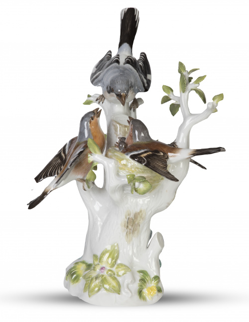 Grupo escultórico  de porcelana esmlatada, con pinzones vul