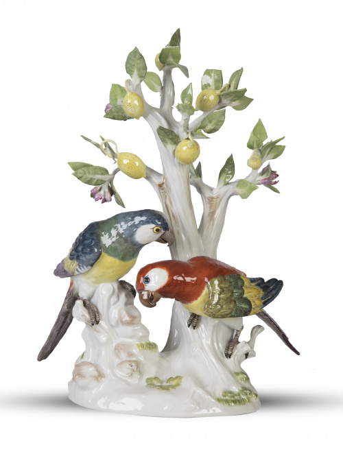Grupo escultórico con dos loros bajo un limonero de porcela